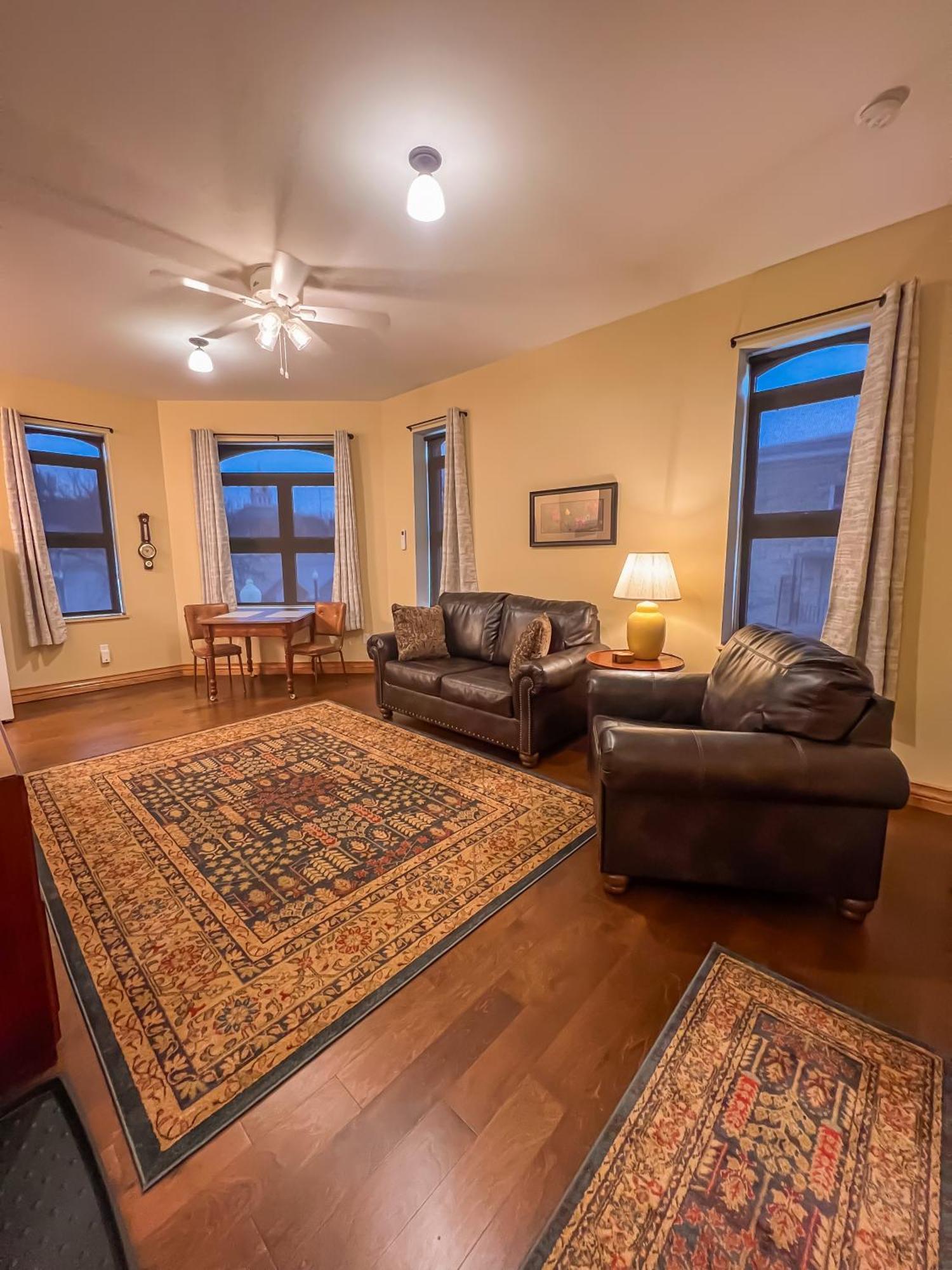 Goldfinch Suites Elkader Экстерьер фото
